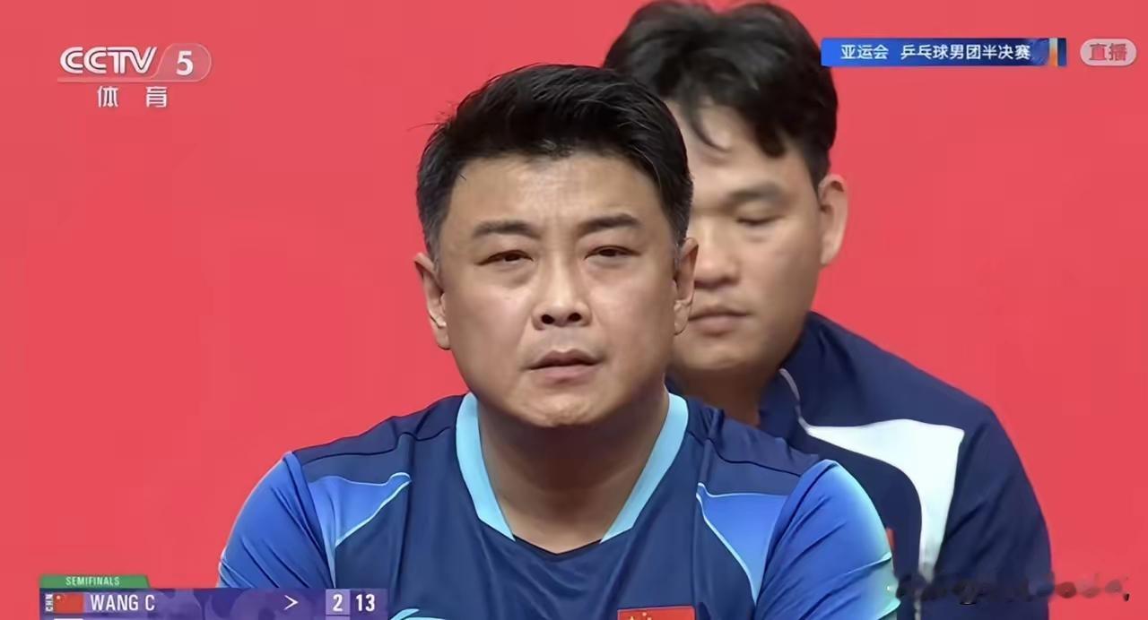 王皓应该学学王励勤和马龙，退役后歇一歇，先从省队干起来，因为国乒的压力太大了，作为男队主教练，王皓带队拿了金牌是理所应当，拿了银牌就是不能原谅，所以43岁的王皓，如今已经满脸愁容、两鬓白发，看起来像53岁。比王皓大5岁的王励勤，看起来却比王皓年轻许多。退役后不当教练的马龙，只比王皓小5岁，看起来还像