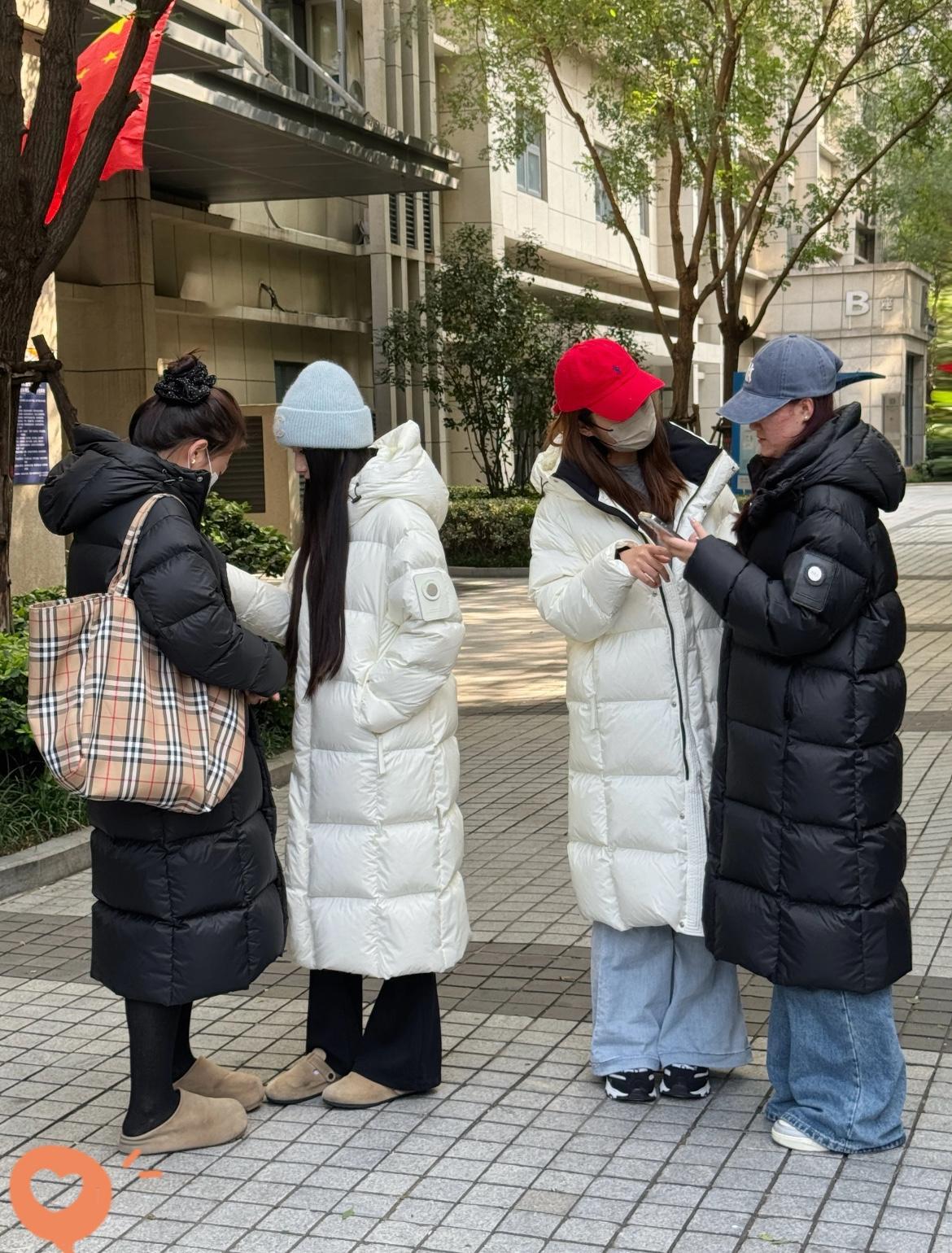发现没有，今年冬天的女装大变天了！  以前都是小脚裤配过膝靴，或者高跟...
