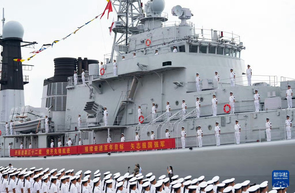 #中华第一舰退出现役# 

咱们国家052型驱逐舰首舰—哈尔滨舰（舷号112）今天在青岛退役了。

112舰91年下水，94年加入人民海军战斗序列，先后出访过20个国家的22个港口，03年授予“海上先锋舰”，如今使命完成，光荣谢幕。

当年我们看海军哈尔滨舰、青岛舰那就是海军门面级别的，很多人心中的白月光。 ​