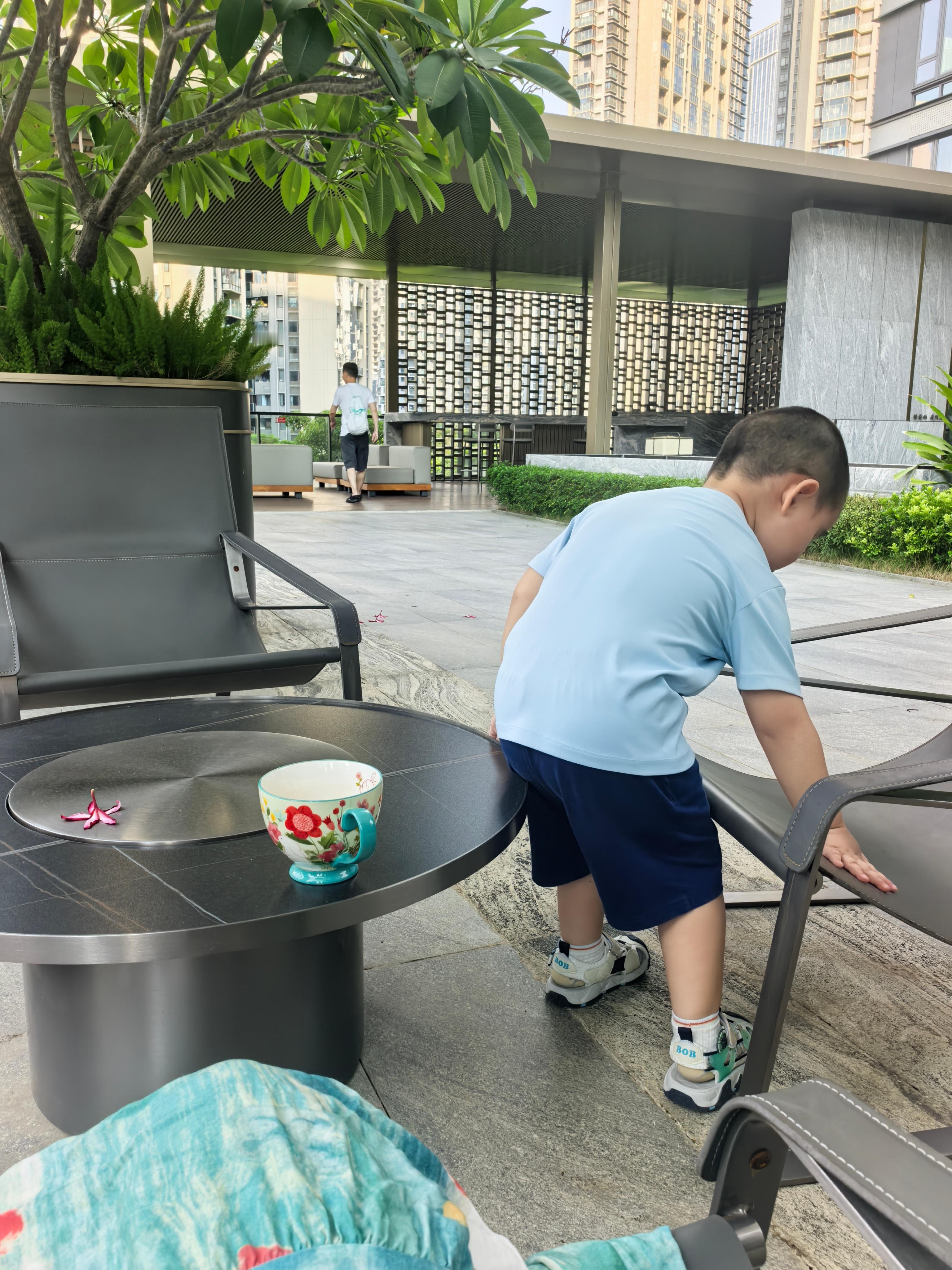 下午做了杯咖啡，屋里有点闷，于是端着下楼去小区的花园坐一会。物业在我的帮助下成功打开了楼下一直没人打开的遮阳伞，一个小男孩从斜后方跑来，蹦蹦跳跳跟我说“你好，我能坐这里吗”眼睛却一直盯着杯子里的咖啡。说实话我自己并不觉得这咖啡有多好喝，尤其是做出来半小时后的冰拿铁，糊味更重。但可 ​