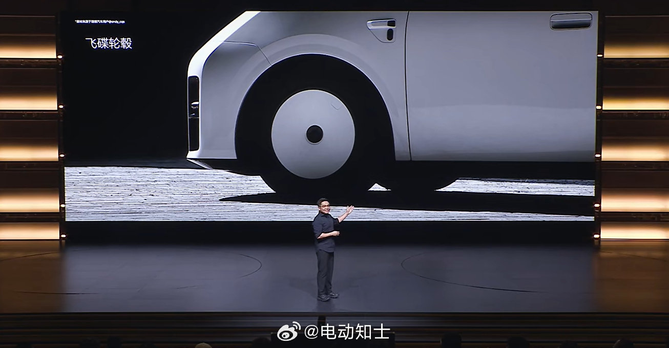 新一代理想MEGA的飞碟轮毂，大家觉得怎么样？灰色版确实很像月球车[泪奔]

#新一代理想MEGA##理想汽车# ​​​​