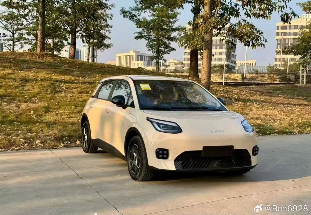 埃安UT530宁德版的薄荷冰绿配色太戳我，530km续航日常家用无压力。座椅可以放平，周末带娃露营出行，空间实用，很适合我们家庭第二台车的需求。
#埃安UT焕新上市 #长续航国民大两厢 #家庭新主力 ​