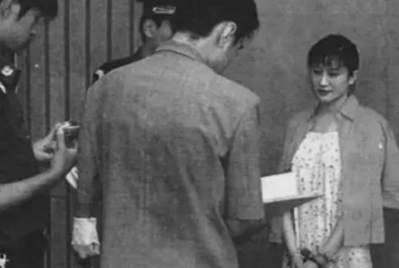 2001 年，北大美女空姐被富商隐瞒婚史骗做第三者，下毒谋害原配，被拒后她嘶吼：“不离婚娶我就杀了你。” 争执之下连捅富商数十刀……
 
这起凶案发生在2001年6月28日的北京朝阳区现代城小区，死者是当地一名房地产富商。本该有着光明前途的空姐，为何会走上杀人犯罪的道路？
 
行凶的女子名叫杨旸，1
