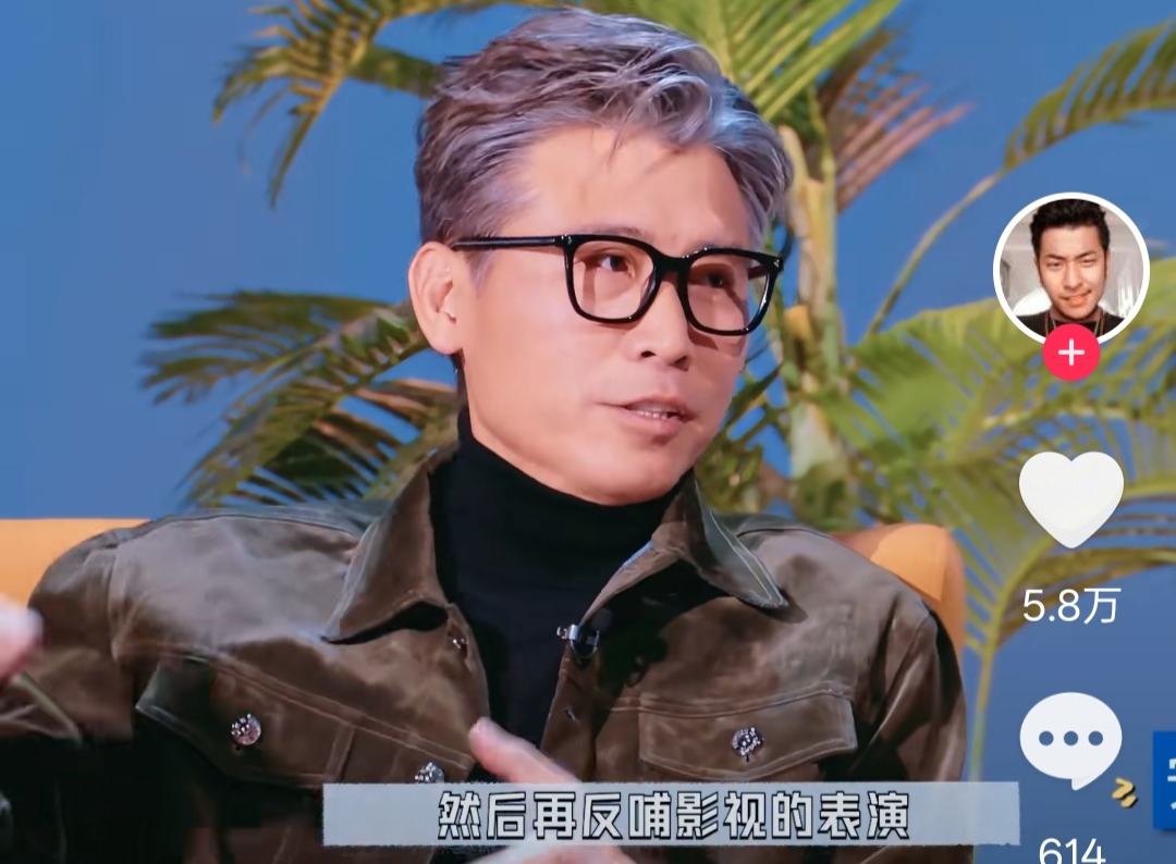有些人的采访还是太冒昧了，感觉把李乃文惹生气了。节目上，主持人问李乃文：“何炅跟你年纪一般大，你为什么在叔圈，是因为保养不好吗？”

李乃文无语的说：你让何炅别染头发，就不会这么觉得了，到时候就不是叫他何老师，应该叫他何老了。

主持人说：何炅叫你弟弟，很多人挺吃惊的，后来一查你比他还小六个月，你们