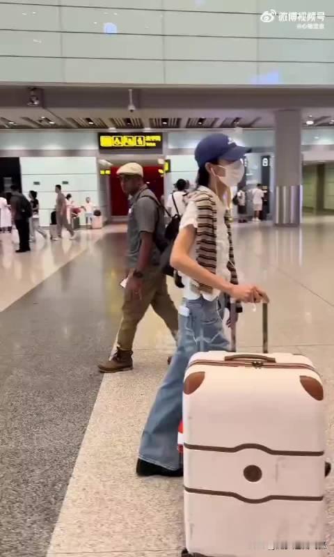 剧宣期间刘雯井柏然在机场都是分开走……两个人已经努力避免同框了放过刘雯吧cp粉……