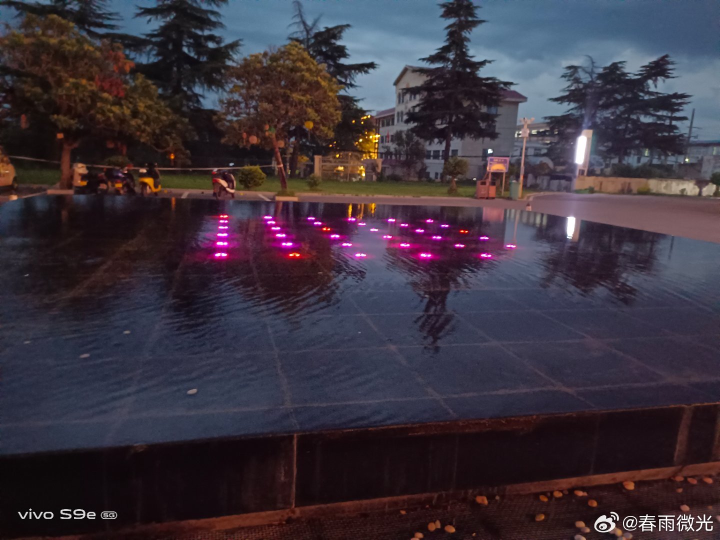 #vivo[超话]##vivo超话# 这一方水池，里面的灯光变换着不同的颜色，非常的好看又漂亮。 ​
