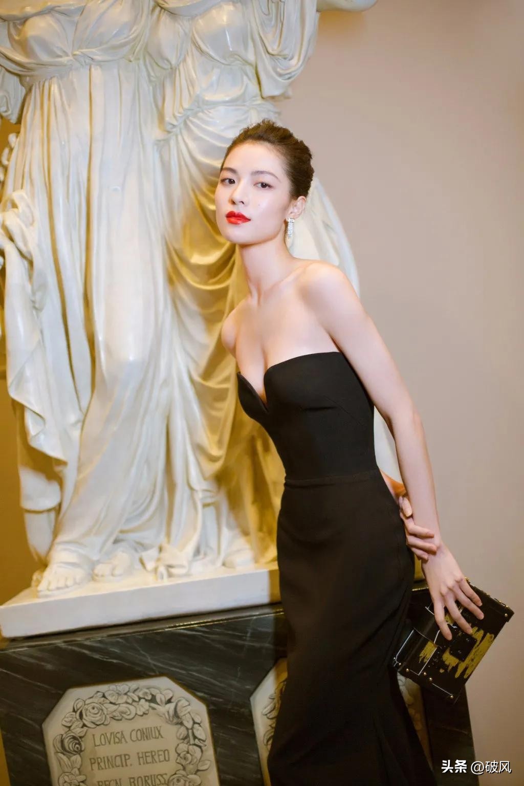在拍摄《最遥远的距离》时，性感女神钟楚曦和张云龙有一场唯美的吻戏，这场吻戏可把钟楚曦给急坏了，到底是什么情况呢
原来，两人在开拍之前，张云龙嘴里不停的嚼着口香糖，生怕嘴里有口气影响自己的形象，可当接吻时，张云龙却扭扭捏捏，像个娇滴滴的小女生，钟楚曦反倒是非常大方，直接吻了上去。
可当导演喊咔时，钟楚
