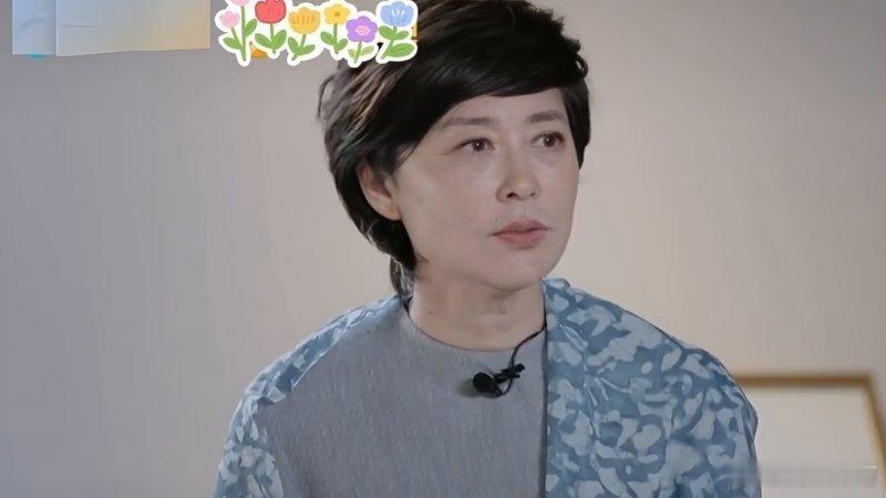 敬一丹曾坦言女儿不生孩子有点介意！后悔没给女儿买漂亮裙子，因为自己小时候的经历缺乏安全感，让女儿什么事都自己决定 ​