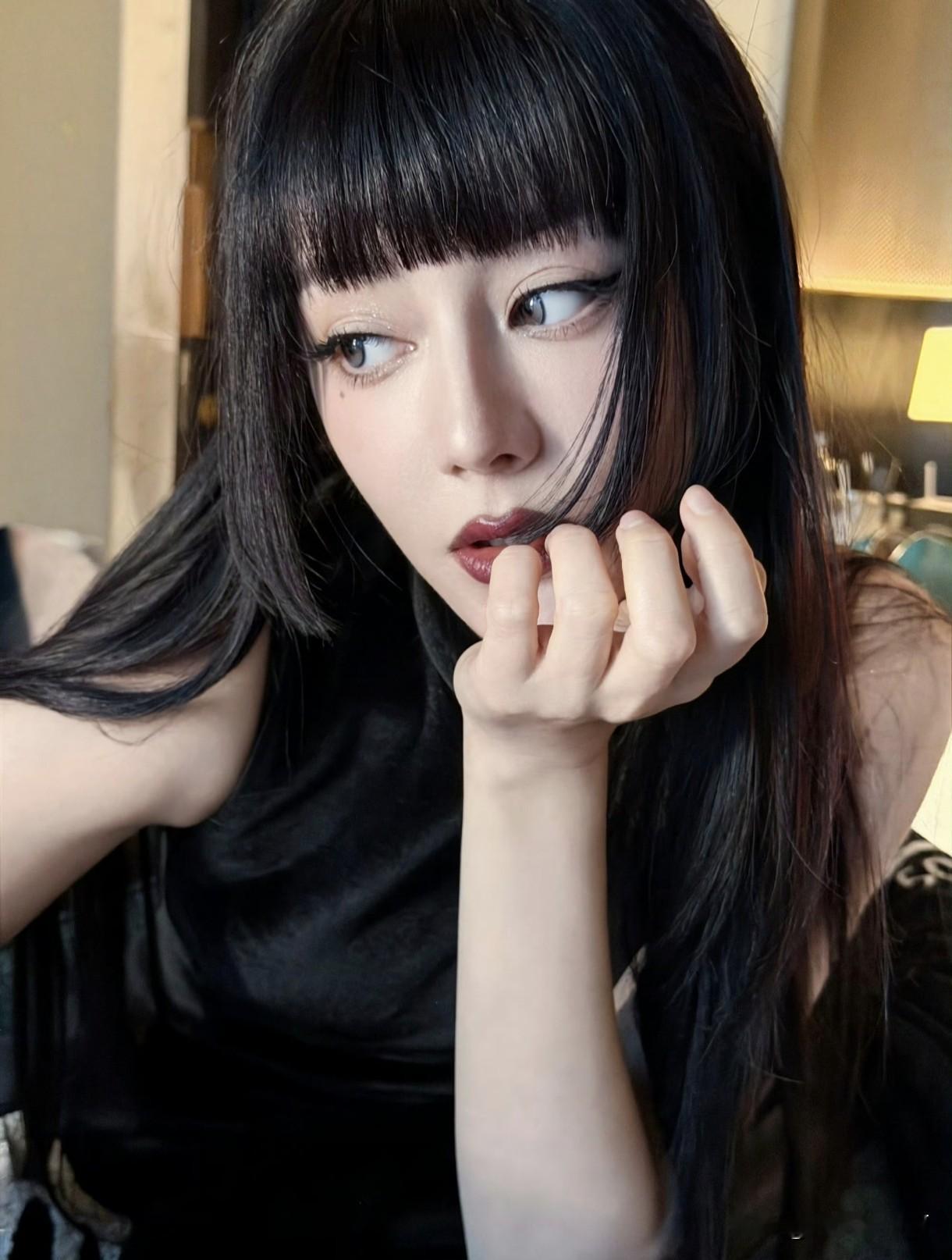 1. 争议持续一年！迪丽热巴齐刘海造型刷屏，从“蝴蝶公主”到见面会小卡引全网讨论
2.看热巴美成啥了！