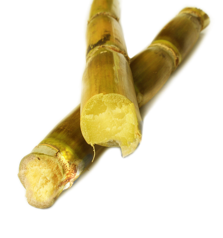 刷到这上联我盯着瞅了三分钟，越琢磨越有意思。
“甘肃”是省名，“甘地”是甘肃的甘凉谷地，当地日照足昼夜温差大，种出的甘蔗甜度能到18度，五个字首字重复，后面四字拆得既有地域属性又有物产特点，还押平声韵收尾，想对上得抠好多细节。
翻评论区瞅见个高赞下联“青海青湖青鱼鲜”，瞬间觉得太搭了，青海对甘肃，青