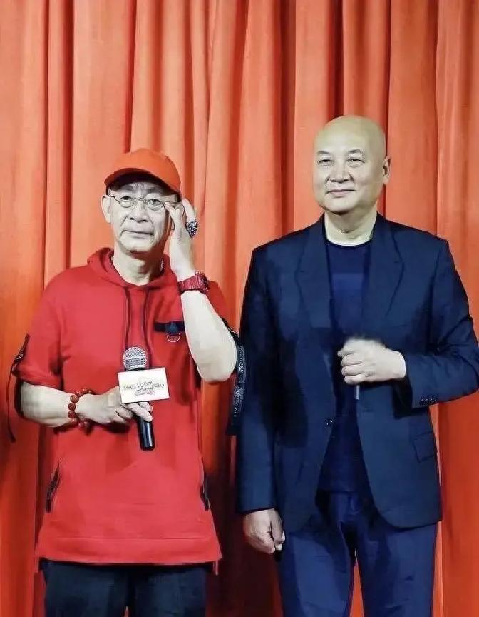 六小龄童讲过一件事，说他当年最“烦”的人，就是演唐僧的迟重瑞。
 
不是因为别的，就因为迟重瑞对他“太好了”。
 
这话听着像玩笑，细品全是剧组里的实在话。六小龄童口中的“烦”，从来不是真记仇，是那种被照顾得太周到，连耍脾气的机会都没有的无奈。86版《西游记》拍了六年，酷暑严寒、悬崖水潭都是常景，剧