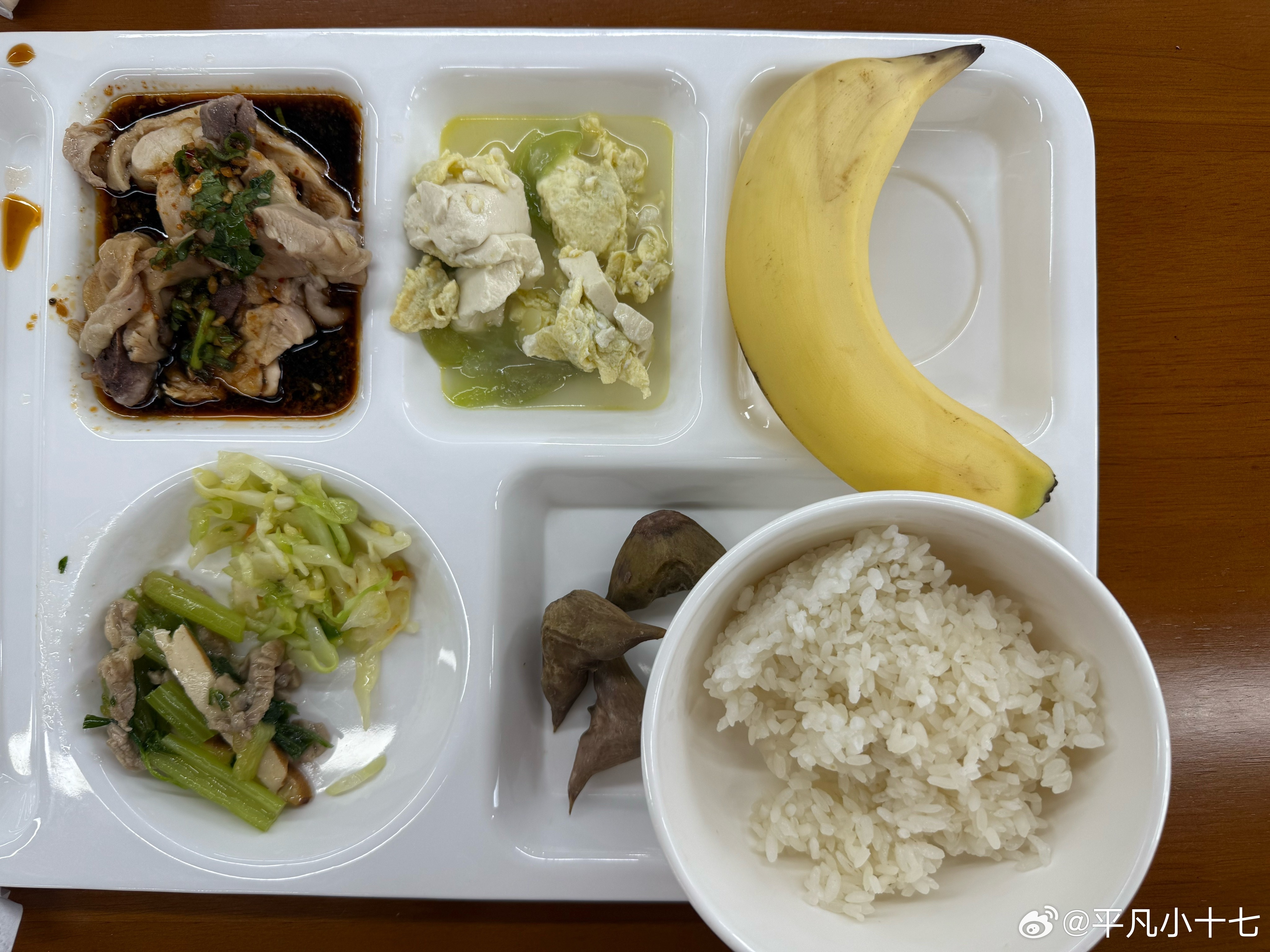#医生谈配料表果葡糖浆健康刺客#bs
把配料表里的白砂糖还给我们"这句话太真实了。果葡糖浆这东西，喝着不觉得甜，但代谢不走饱腹感那套系统，肝脏直接处理，越吃越想吃。配料表上写的是"果葡糖浆"不是"糖"，很多人根本不知道它比白砂糖还坑。以后买东西真得翻过来看看背面，别被"低脂""无蔗糖"骗了，换 ​