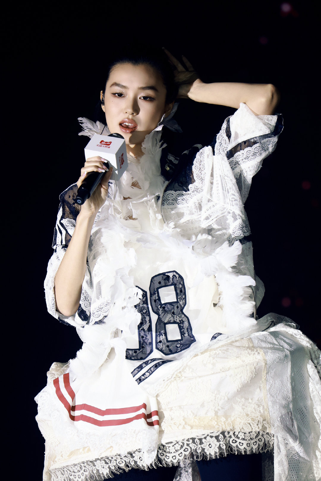 #去阿普瑞庄园要穿得像赢了比赛# 说真的，天猫双11超级发布这场阿普瑞大秀本身就足够酷，但更戳我的是秀场输出的穿搭理念！一半优雅一半狂野，经典网球配色撞上先锋审美，大胆拼接解构运动元素。不追求面面俱到的精致，重点是那份刚打完一场漂亮比赛的松弛气场！已经被秀场上好几套造型种草，打算趁着双11入手，打球、日常都能驾驭！