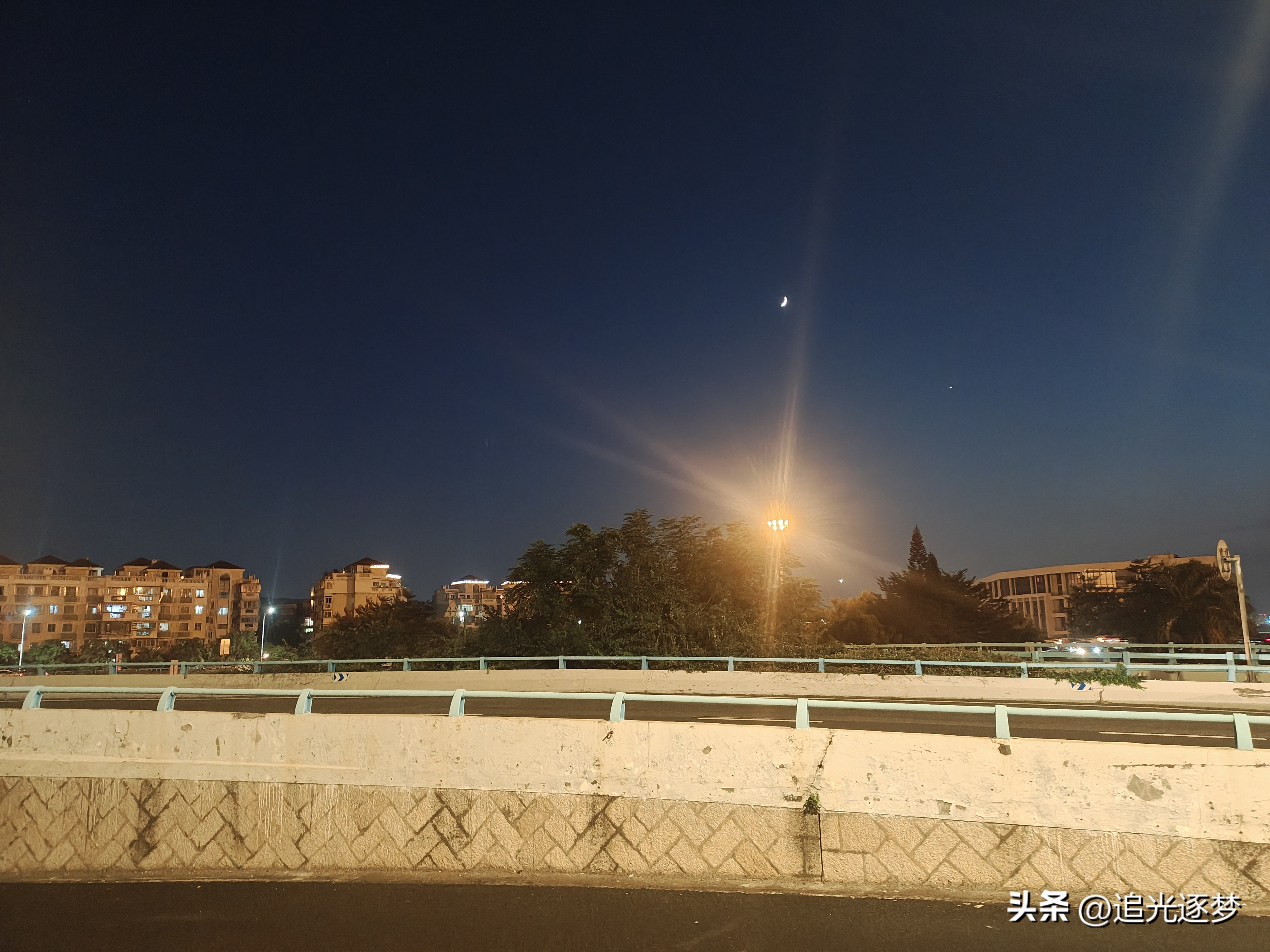 ✅核心操作要点
 
1. 提前降速：雨天路面摩