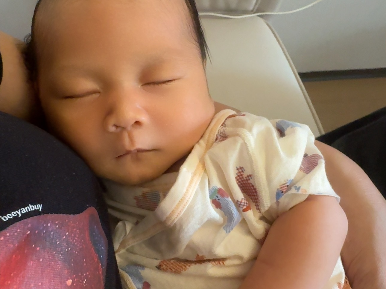 每天下午两点以前我带孩子都上瘾他自己想睡都不行 我就想抱着他哄他睡一过两点 我就累了笑容会消失在我脸上 ​​​