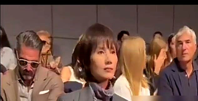 48岁袁泉米兰秀场生图曝光，两颊凹陷被网友吵上热搜，有人心疼，有人嘲“脱相”，外媒却反手夸了一句“东方赫本”。

隔天机场，她素颜套件旧卫衣，头发随便一扎，完全不遮掩。网友在这边吵她的脸，她转头就在新电影《蜂蜜的针》里素颜秃眉演孤僻研究员。这部戏搭档宁静、俞飞鸿，袁泉是一番。

电影拍完，又无缝进组
