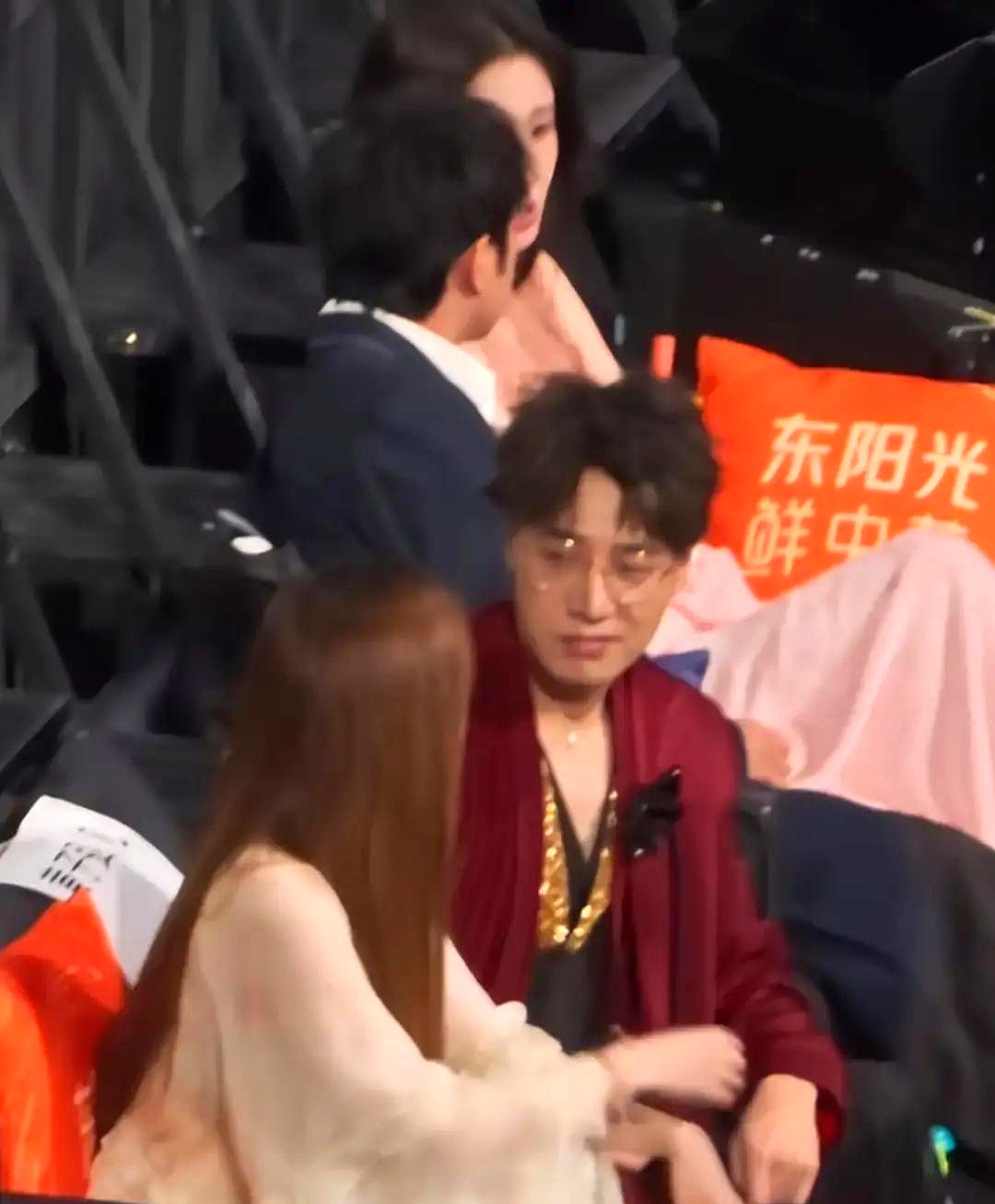 2026年晚会后台，王铮亮挤过十几个人，径直坐到张靓颖身边，手搭在她腰上聊了足足五分钟，连旁边艺人递过来的话筒都给挡了回去
 

这俩人的关系在圈里早就不是秘密，当年张靓颖被冯轲坑得净身出户，损失上亿，最难的时候是王铮亮陪着跑商演、吃路边摊，连她家里冰箱都常年放着王铮亮带的泡菜
 

如今张靓颖有了