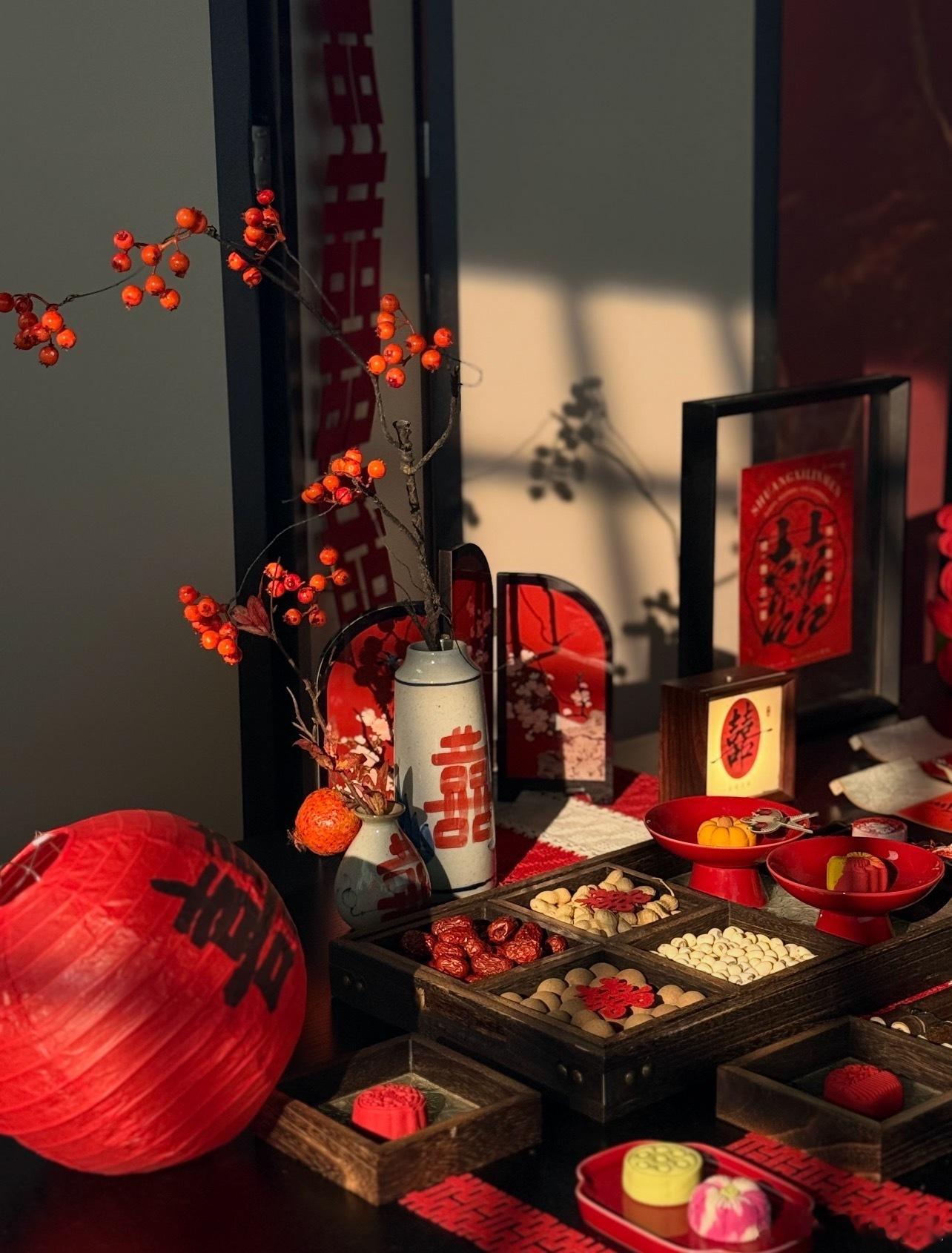 🌟今年为丙午年，明年为丁未年，天干地支火气接续旺盛，土气也随之变得燥热。这两年，不少人的婚姻宫运势并不平稳，以下几类人，这两年成婚需要慎重考量。

▪第一类：婚姻宫逢冲的人。

日支代表婚姻宫，今年子午相冲，明年丑未相冲。倘若你的日支为子或是丑，这两年婚姻宫会受流年引动，如同房屋地 ​