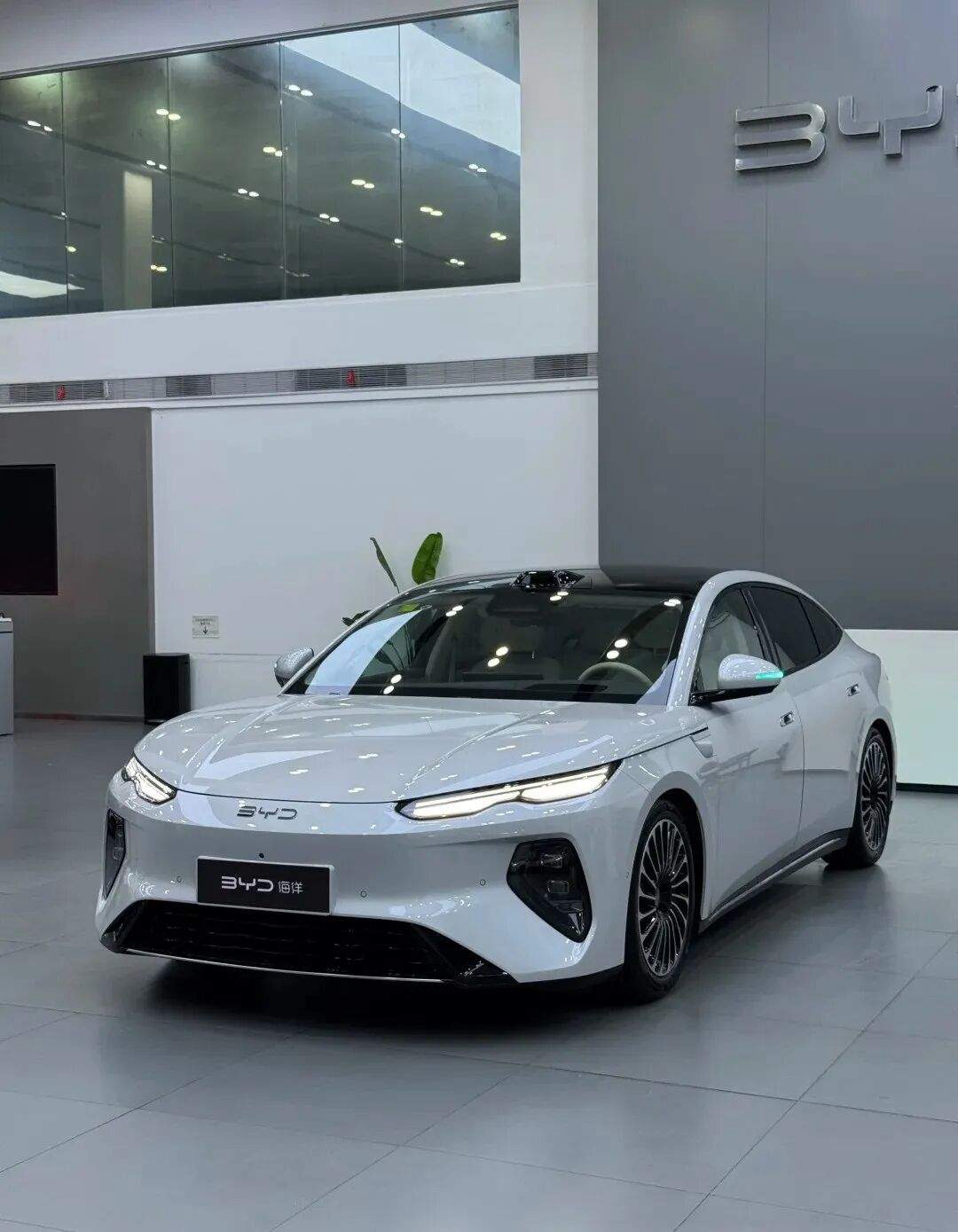 试驾比亚迪海豹08EV，试完我犹豫了，但还想再约一次。这款车外观运动年轻化，内饰做工与车机流畅度保持比亚迪主流水准，底盘调校偏向家用舒适。但车辆动力输出体感、座椅软硬支撑以及车内空间表现都让我难以直接敲定，不少驾乘细节需要长时间实测才能判断好坏，因此打算再次预约试驾，全方位体验各项配置，对比优缺点后