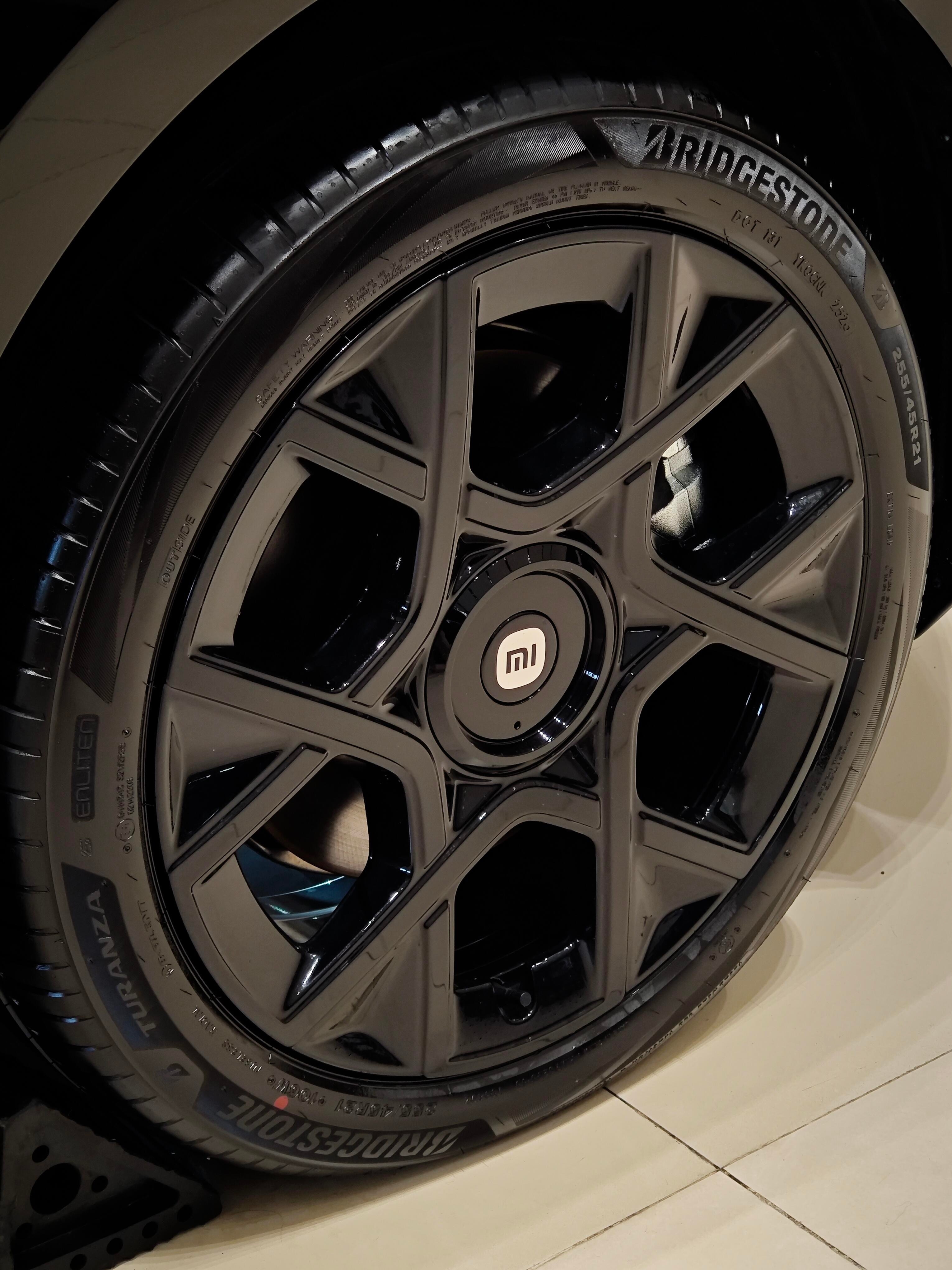 小米澎程N70，一台气场沉稳的中大型增程SUV。车身线条舒展耐看，外观大气不浮夸。车内是宽敞的大五座布局，后排坐着宽松舒服，后备箱空间充足，一家人出行、置办大件物品都能装下。

日常市区开用电，安静平顺，长途出行也不用为续航发愁，没有里程焦虑。整车坐着很舒服，家用出游都适配。想要一台兼顾 ​
