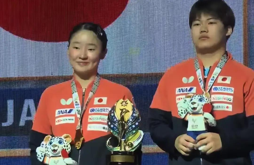 刚和张本美和搭档把亚锦赛混双金杯抱在怀里，17岁的松岛辉空转头就宣布退出了单打。
给出的理由倒很实在，连续兼项吃不消，腰疼发作不得不退赛休整。
领奖台上他抱着奖杯连个笑脸都欠奉，心压根就没放在这块混双金牌上。
明眼人都看得出来，这哪是撑不住，分明是算盘打得噼啪响。
亚锦赛连轴转消耗太大，积分