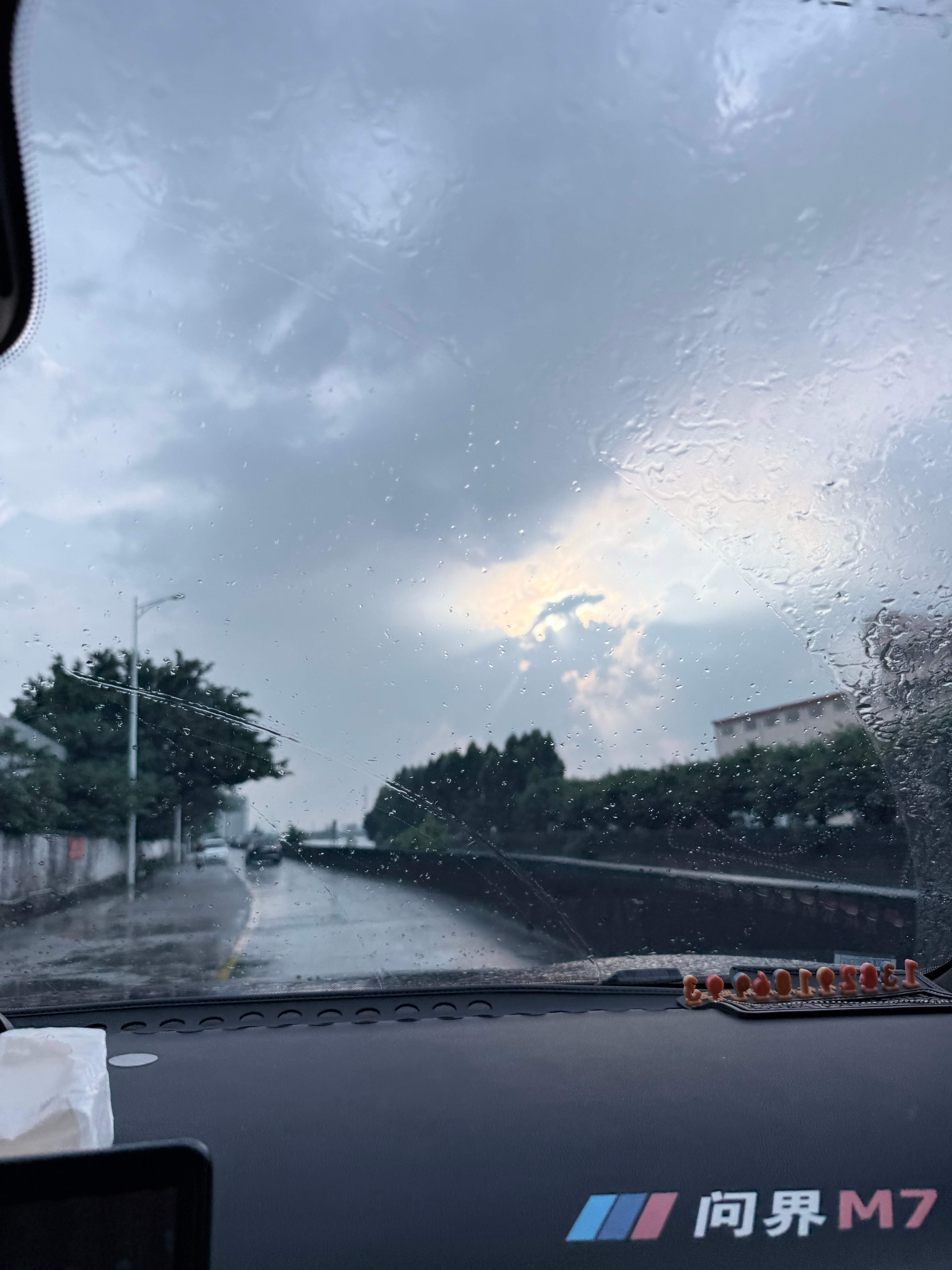 生活总有起伏，难免会遇到失意、疲惫和不被理解的时刻，但不必因此丢掉心底的温热。我们可以接纳平凡，允许自己偶尔停下脚步休整，却永远不要放弃向上的力量。保持一份真诚的善良待人，守住一份踏实的努力做事，不抱怨过往，不焦虑明天，认真对待当下的每一件小事。那些默默付出的坚持，那些温柔包容的 ​