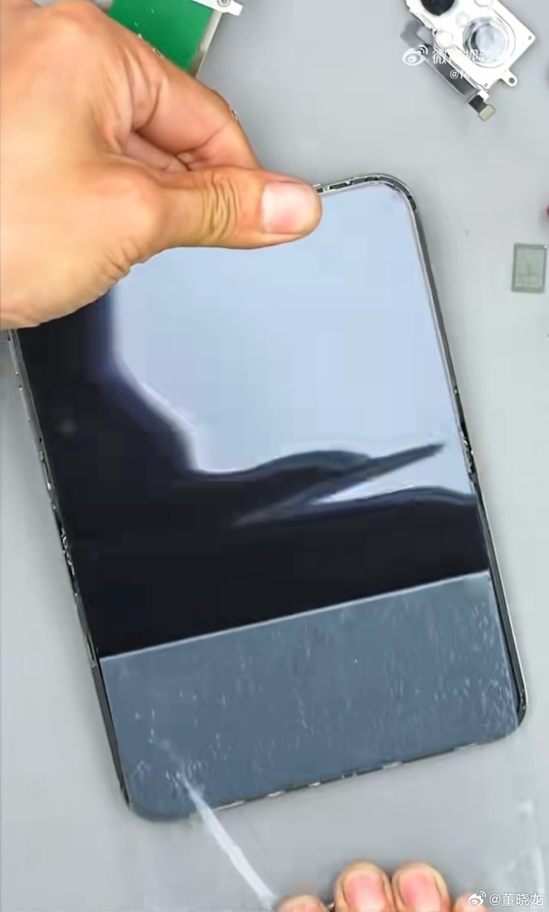 看完iPhone Duo磨砂膜掩盖的折痕，你是不是更佩服OPPO Find N6对折痕控制？

用了半年动图随便看，不能说完全没有，但真就是目前最平的。 ​