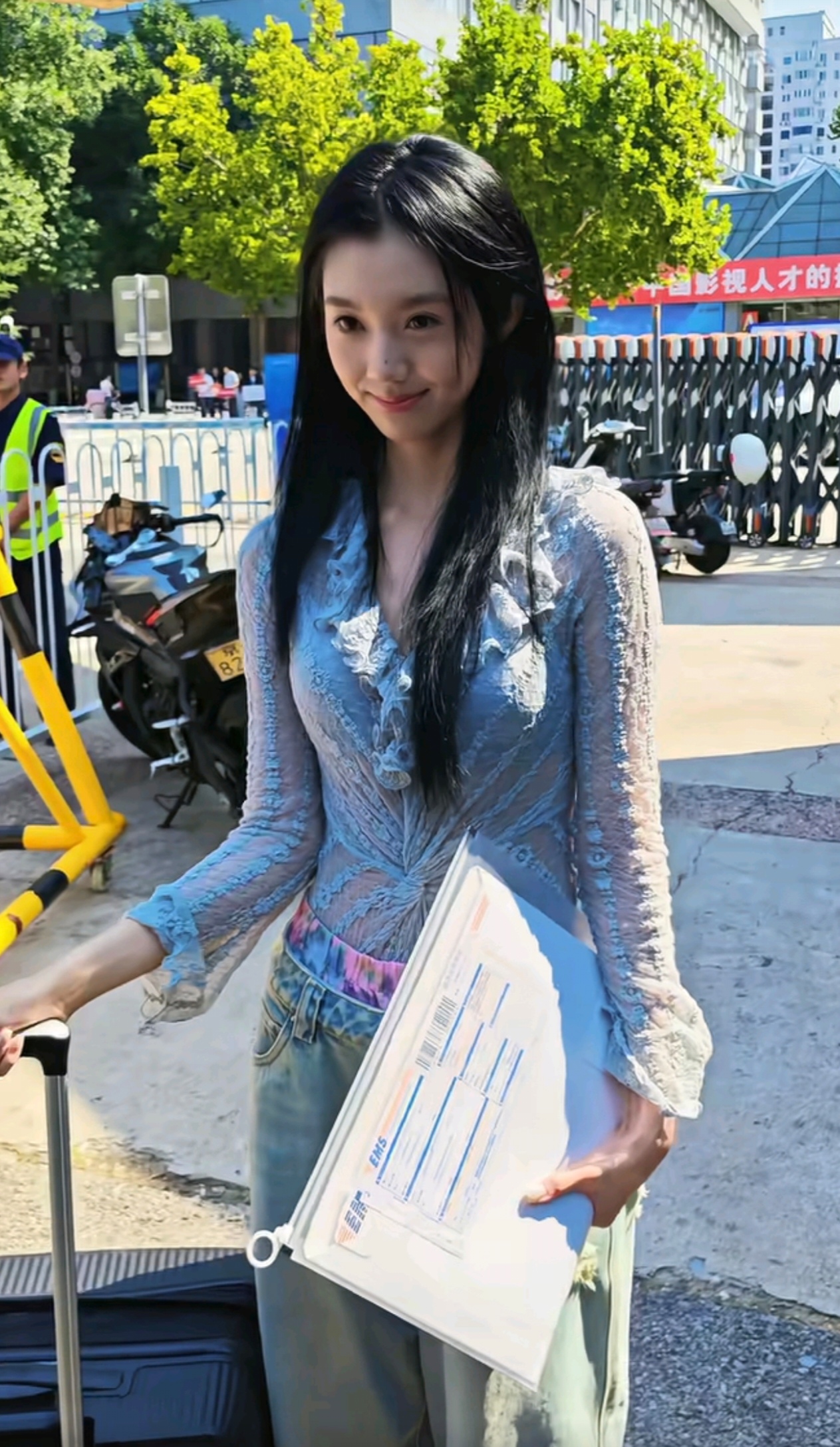 偶遇一位26届高颜值艺考生，好俊俏！
猛一看就是刘浩存和姜妍的结合体，再一看侧脸又好像赵奕欢啊！

这颜值！就是未来的大明星呀！！
天然的，青春靓丽，没有被世俗污染。

是真的漂亮，长得有辨识度，有很多漂亮的但没有这种辨识度！
又是一朵富贵花！

身材颜值都在线，
美的让人目不转睛！