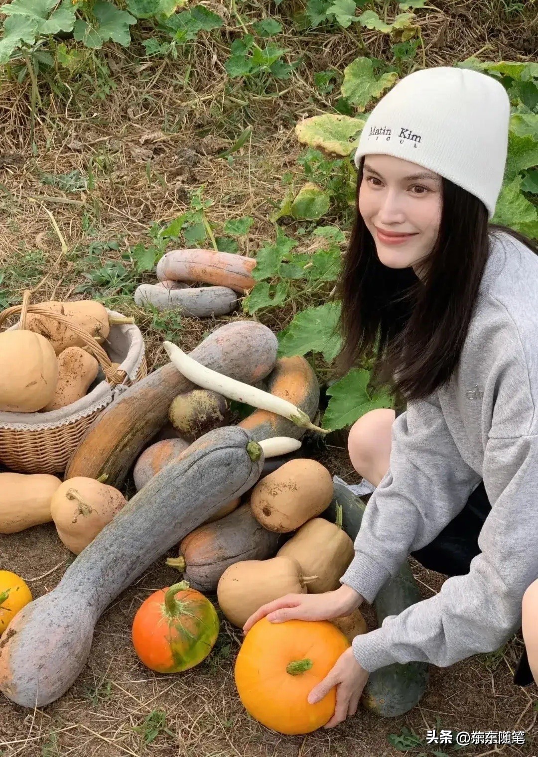 何穗现身北京农场收菜，灰卫衣针织帽美得好高级，把菜地走成T台

普通人种菜是为了生活，有钱人种菜，是为了享受生活。近日，超模何穗现身北京一家农场，收自家承包小菜地里的农作物，画面十分治愈。

当天她戴着针织帽、穿着灰色外套卫衣，一身休闲打扮却难掩超模气质。最抢眼的是她的肤色，白到发光，在菜地里格外醒