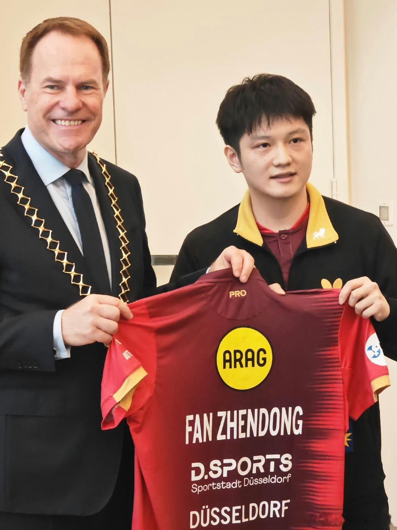 #主持人调侃樊振东一球没打金册留名# 

杜塞市长亲自主持发布会
杜塞尔多夫市政厅，为樊振东举办了最高规格的加盟发布会，由杜塞市长亲自主持。
 
市长现场欢迎樊振东与俱乐部全体队员，细数他一路以来的赛场成绩，并且给到一份重量级荣誉：樊振东在杜塞尔多夫城市金册签名留名。
要知道，只有对这座城 ​