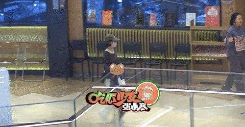 38岁赵丽颖停工15个月专心陪儿子上小学，前夫冯绍峰也准时出现，网友愣住：这俩离婚了咋比没离还默契 ​
