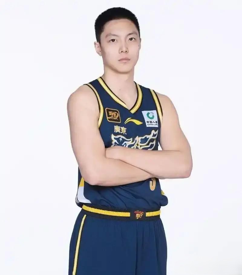 广东男篮管理层该后悔了，不只是因为78-96不敌北京，更是因为这几件事：其一，新赛季两连败开局，杜锋在的话场面起码好看些，不至于输得这么彻底，洋教练来CBA也照样不管用；其二，王少杰、杜润旺这两位去年主要轮换被交易走，如今发现年轻球员根本顶不上来，留住这两位反而更稳妥；其三，徐杰、胡明轩这对双枪时而