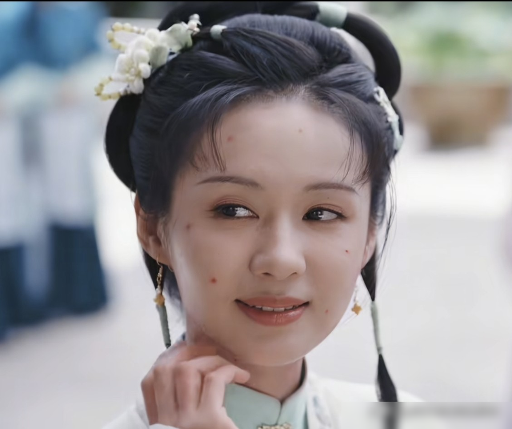 郑合惠子演的杜翠雀，根本不是小白兔变坏。这女人一上来就憋着狠劲。
表面知书达理，背地里造谣、逼婚、下毒，一样没落下。金州军户的女儿，报国无门，就把婚姻当跳板，踩着人命往上爬。
最狠的是那场下毒被抓包的戏，前一秒哭得稀里哗啦，眼泪还没干，嘴角已经勾起来了。笑着哭，比鬼还瘆人。
有人骂她演得用力过