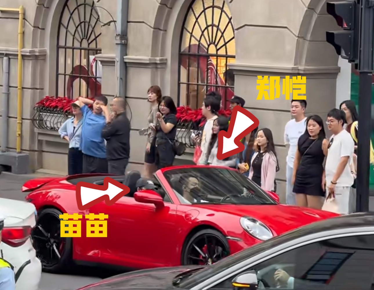 郑恺带苗苗武康路兜风，红色保时捷太吸睛，夫妻同框好甜！

在上海武康路这种“含星量”极高的地方，能让人停下脚步的除了梧桐树，大概就是这辆骚红色的保时捷911敞篷了！网友偶遇郑恺带着老婆苗苗出街，俩人戴着口罩，穿梭在人流中，享受着二人世界。

不得不感慨，郑恺不仅是跑男里的“小猎豹”，更是圈内有名的“