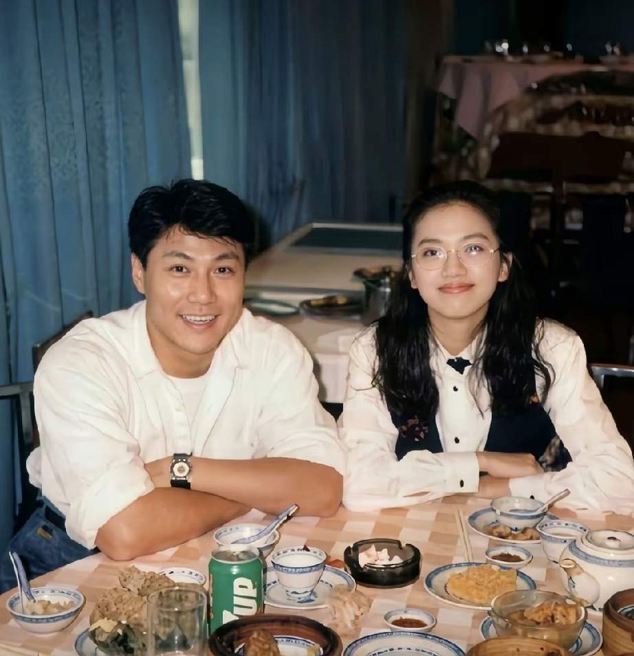 1991年，梅艳芳和林国斌在餐厅吃饭，留下一张合照。
那年梅艳芳28岁，大方明艳；林国斌31岁，俊朗有型，两人站在一起特别登对，郎才女貌。
 
只可惜这段情缘没能走到最后。
曾经同框的美好瞬间，如今再看，只剩一声叹息。
