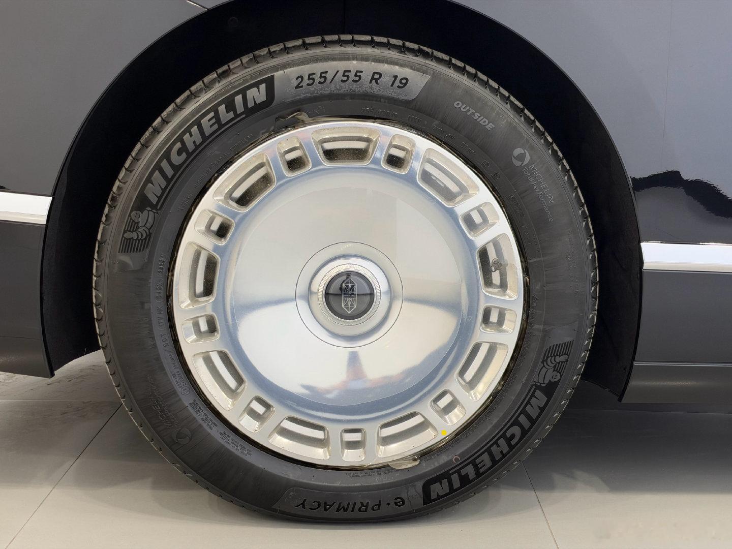 第一次见尊界V800实车
这车气场实在太强
有当年雷尔法上市那种感觉了

起名字这块汉字的表达能力无与伦比
尊界
太尊了‼️  ​