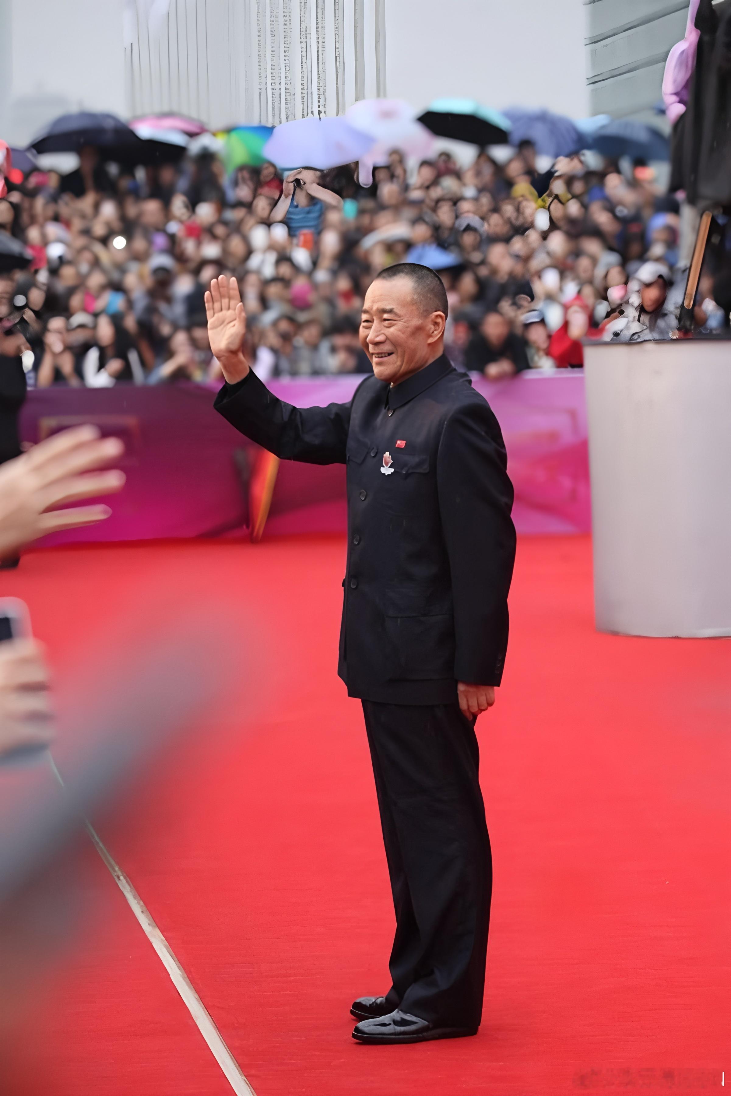 深耕时尚行业数十年，我连续二十余年，2026年已经是连续23届，担任金...