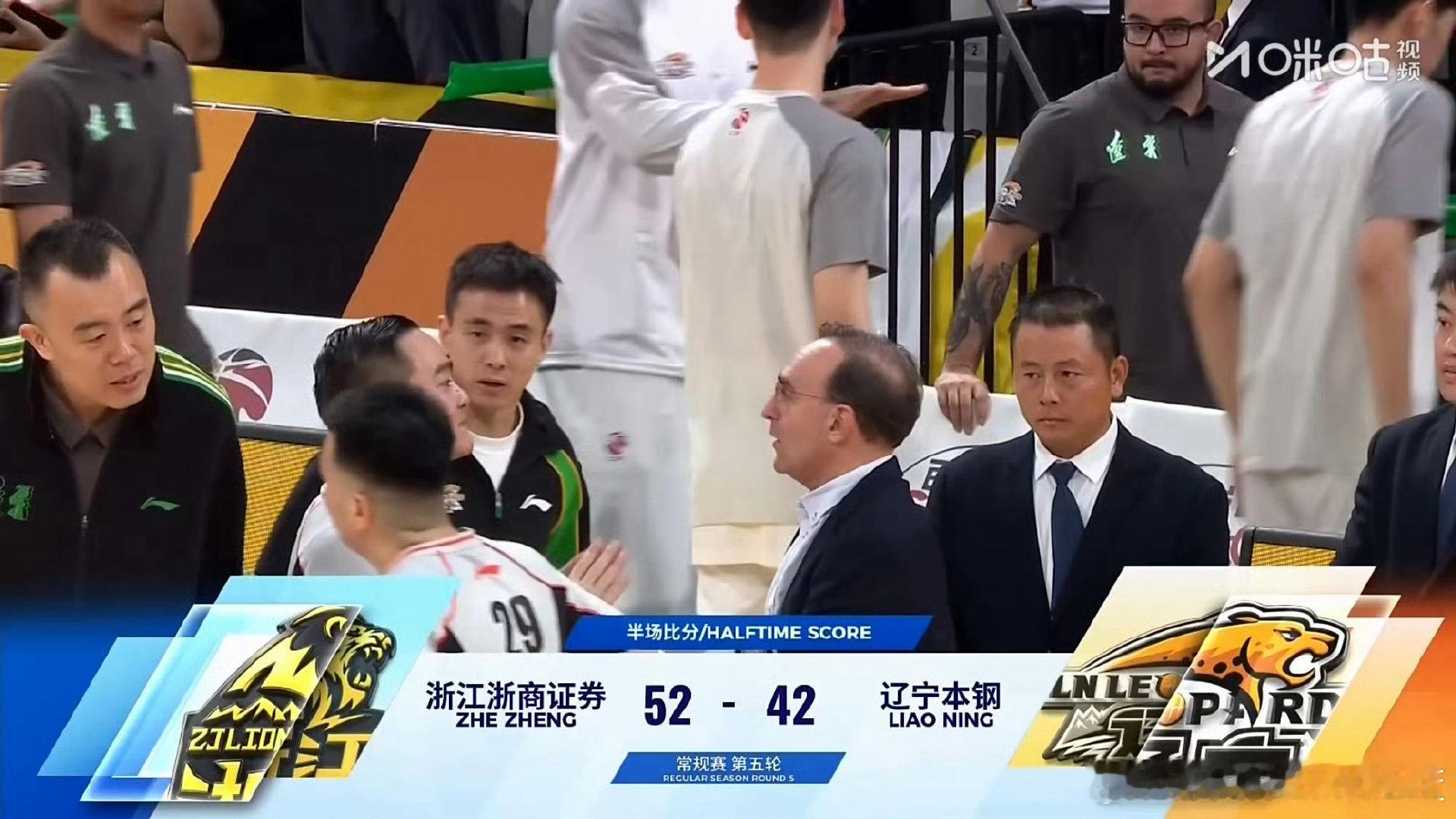 上半场这个哨子和判罚尺度 想赢球可太难了[捂嘴哭]

#广厦男篮vs辽宁男篮# ​