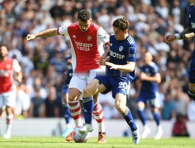 每日公开分析🍀⚽️

005  英超  阿森纳 VS利兹联

阿森纳英超排名第2，主场战斗力强劲，擅长中场控球推进、两翼拉扯，厄德高负责串联，萨卡边路突击，中场赖斯、吉马良斯双后腰保障攻防转换。阿森纳隐患是国际比赛日大量主力参加国家队比赛，体能消耗大，哈弗茨伤缺，周中还有欧冠任务，赛程密集。 ​