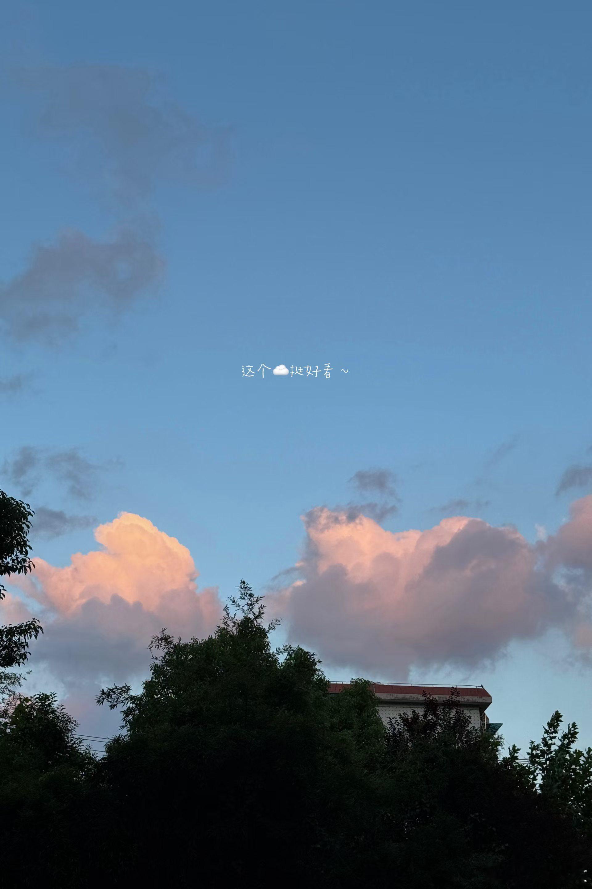 越来越多旅行者意识到，最舒服的旅行不是打卡更多景点，而是把节奏慢下来、心态放轻松——提前做文化功课、睡到自然醒、不强迫自己当晚发朋友圈才算数。 一、心态松弛：放弃打卡执念，拥抱随性- 不赶行程：第一天