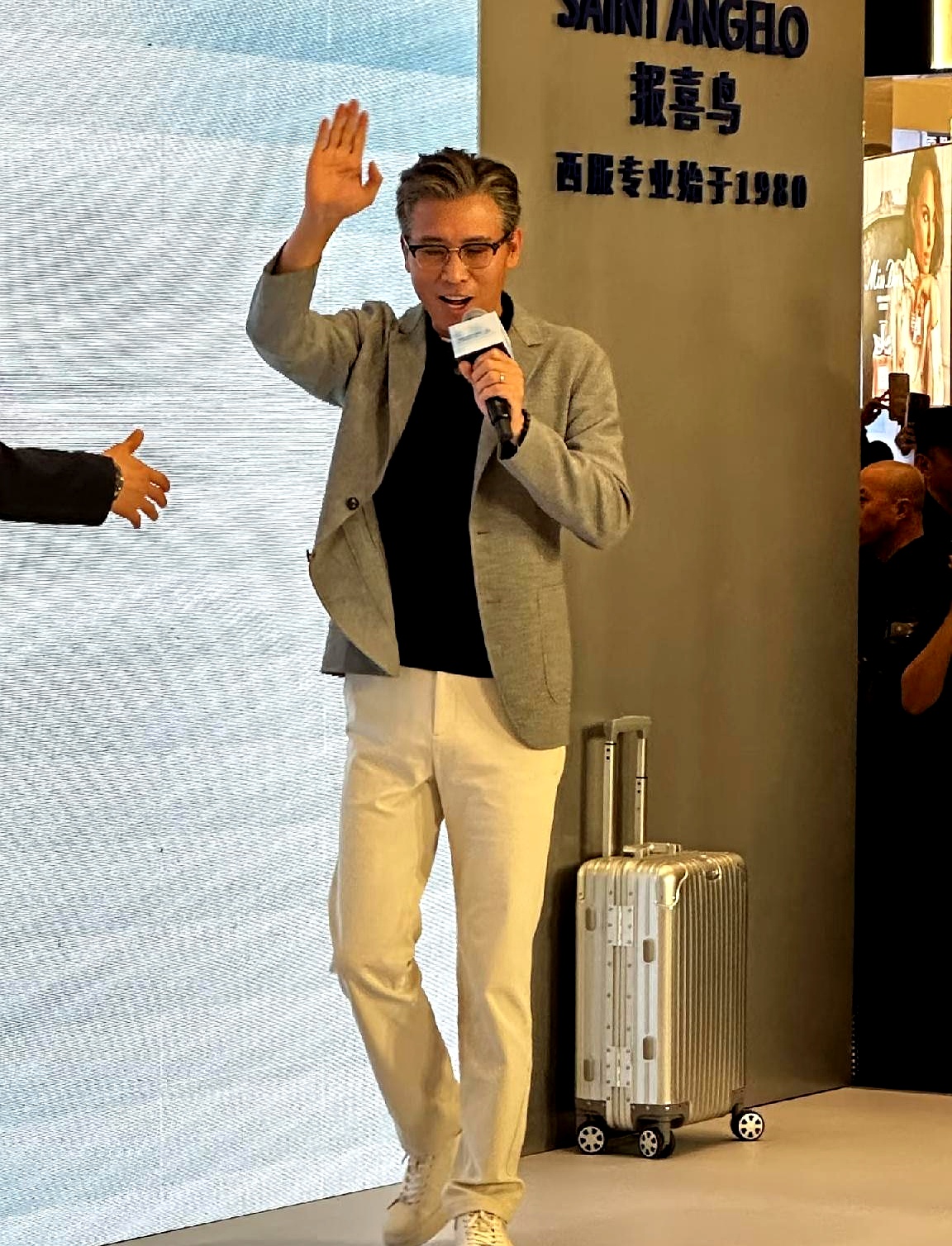 李乃文现身兰州跑活动，台下观众围得里三层外三层，嘴里全喊着“这人我认识，演过那个谁”，愣是半天叫不出他的真名
 

演了半辈子戏，混成了全国观众最熟悉的陌生人，这种大器晚成真不知道是该夸还是心酸。年轻时在各大剧组演配角，戏火了没人记得住人，熬到满脸风霜的中年，反而莫名其妙成了大家追捧的“叔圈天菜”