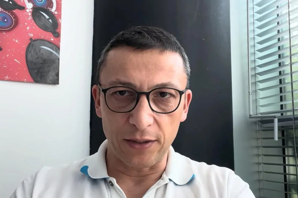 国际米兰队内眼下急需尽快敲定的议题之一，就是费德里科·迪马尔科的续约。球员现有合同将于2027年6月到期，俱乐部持有单方面选择权，可自动将合同延长至2028年。
 
皇马对阵国际米兰比赛当天，蓝黑管理层与迪马尔科的经纪人举行了会面，这是首轮沟通，后续才会正式开启实质性谈判。
 
阿尔菲奥·穆斯马 ​