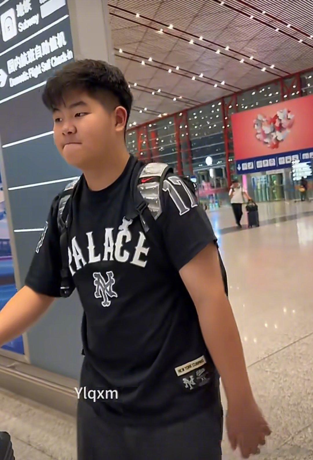 安吉小鱼儿都长这么大了！
#沙溢胡可送两儿子去英国读书# ​