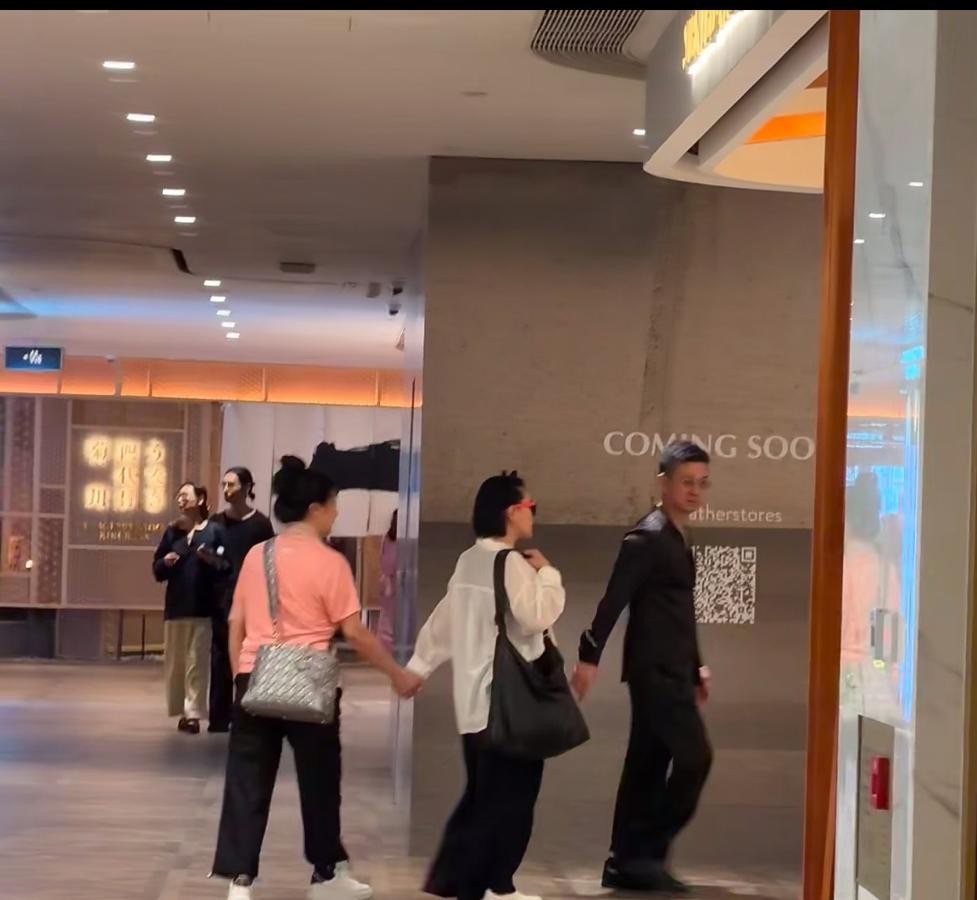 9月6日，许雅钧过了56岁生日，二女儿晒出照片，小S闭眼贴脸亲上去，他一只手就搂在她腰上。这事儿跟咱们有啥关系？关系大了，普通人过日子最怕的，就是被外人几句闲话带偏了自己的账本。
戳穿那些跟着看热闹的，人家底下的日子算盘，根本不摆在你眼皮底下。
二十一年，外人越唱衰，人家越稳
这段婚姻被外头唱了二十