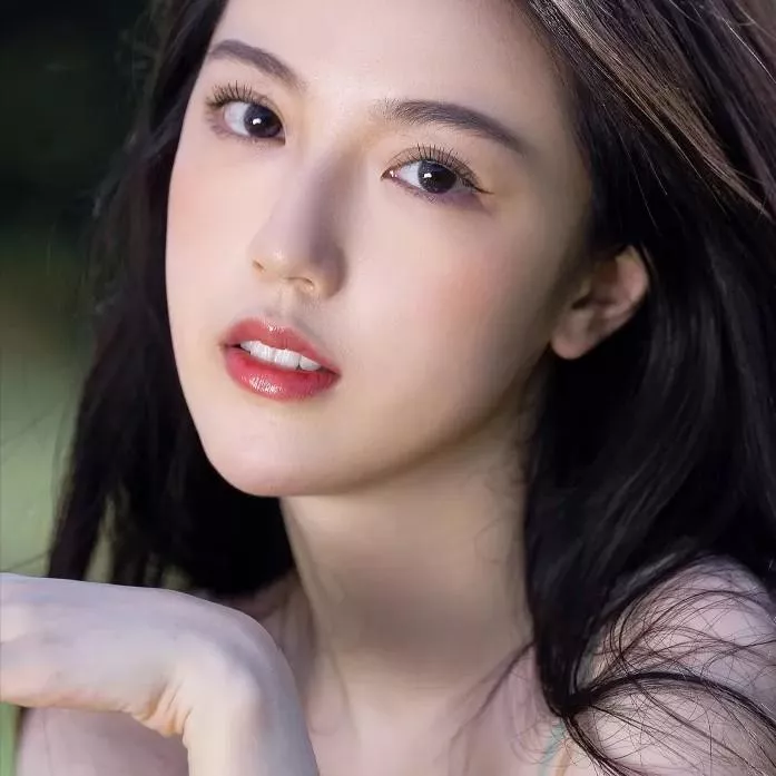 温柔眼神，自然美，户外写真，少女感十足。