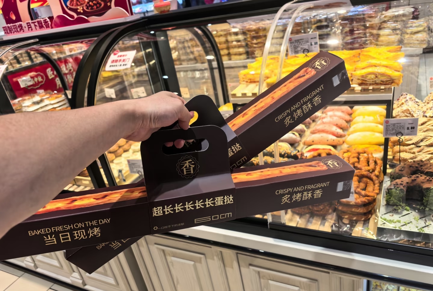 超长长长长蛋挞爆火，到底靠什么圈粉？你最近有没有被超长蛋挞刷屏，半米多长，比胳膊还长，不少门店大排长队，甚至需要预约限购，明明只是拉长版蛋挞，为什么突然就火了？我来给大家分析一下。
其核心并不是口味有多大革新，赢在极强的视觉冲击力。普通蛋挞人人吃过，把它做成长条巨型款，反差感十足，拿到手随手一拍就很