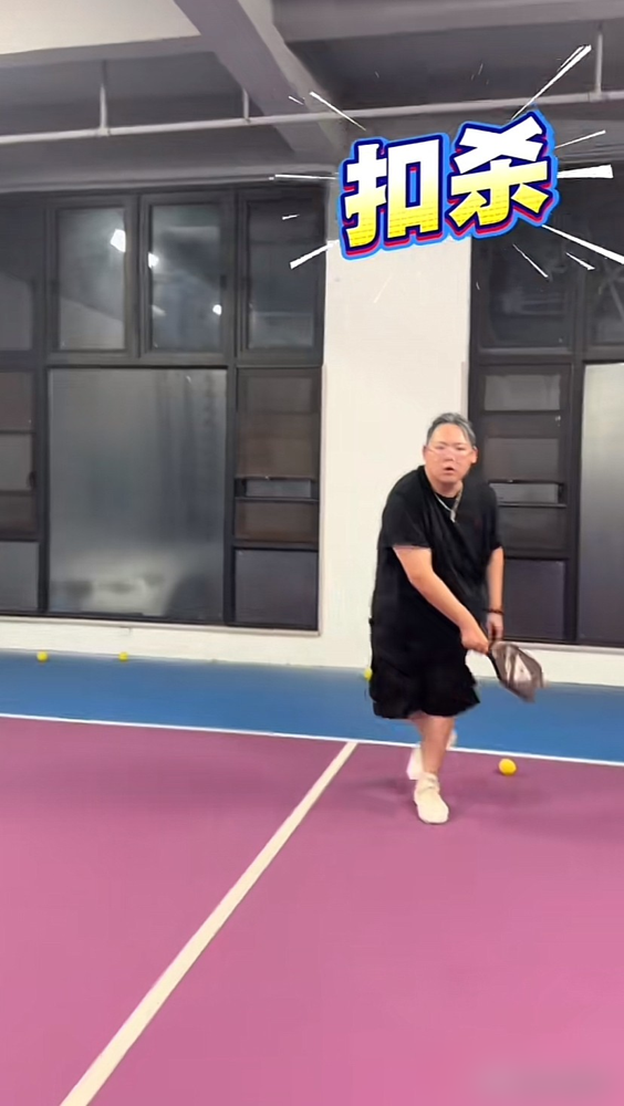 曾经痛骂小儿子不成材的向太，转头竟在俩儿子的直播间狂刷成了榜一大姐。
10万人的直播间里，向佐扯着嗓子拼命热场，旁边站着曾被边缘化的亲弟弟向佑。面对镜头，向佑局促得像个犯错的小孩，不敢吭声，全靠大哥向佐在一旁死死罩着打圆场。
就在大家津津乐道这出豪门大戏时，向太空降了。真金白银一顿狂刷，硬生生抢