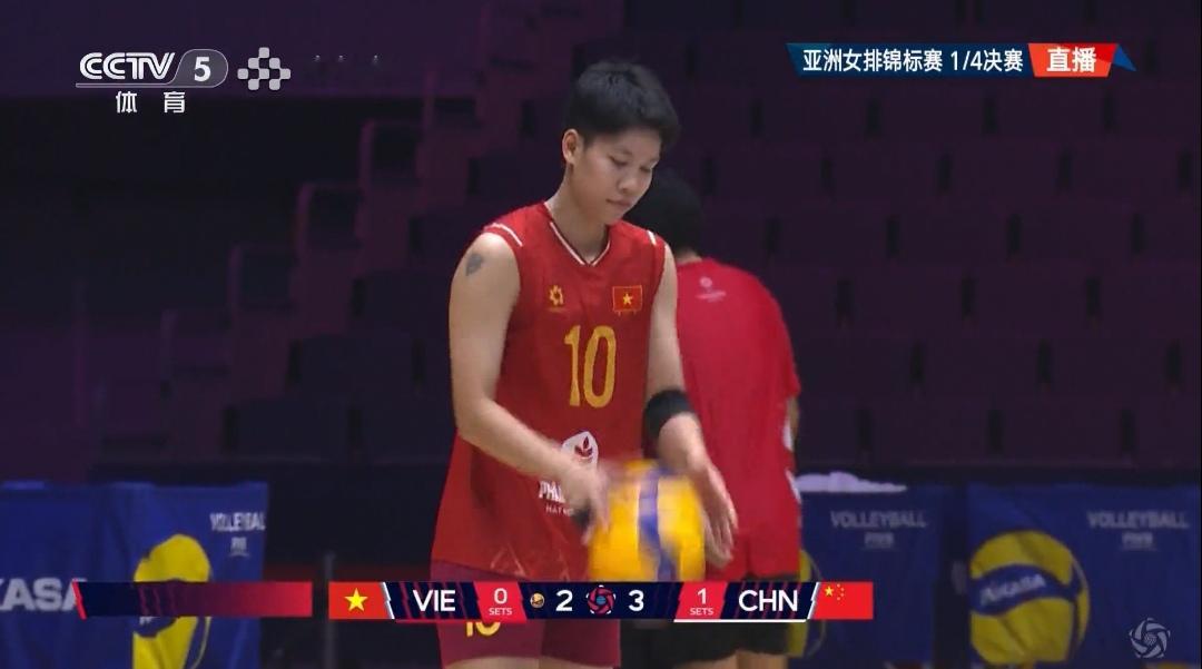 2026年女排亚锦赛四分之一决赛，中国女排迎战越南女排。两局战罢，中国女排以2:0的比分领先。前两局，陈厚羽表现神勇，在发球、扣球和拦网方面均有出色发挥，一举扭转了她在世联赛中表现欠佳的局面！记得越南女排似乎有一名长相偏男性化的队员，这次好像并未参赛。