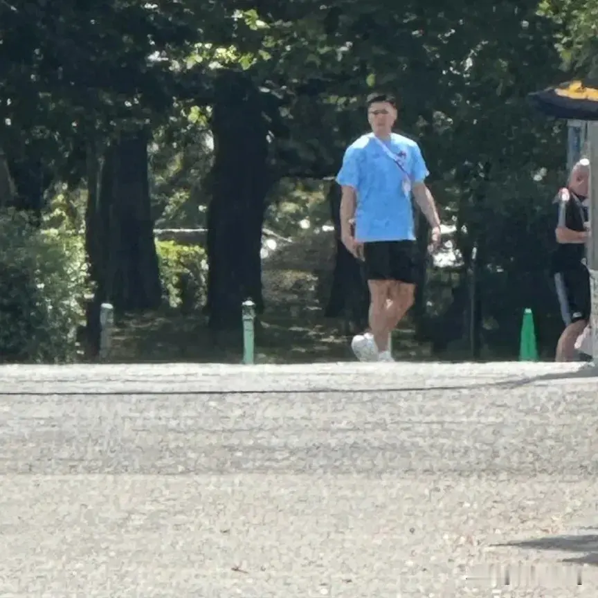 上海男篮薛思佳记者，去日本名古屋拍到了当地情况。他拍到了李弘权，还有球员住的临时住房。

薛记者的微博给我们展示了名古屋这次亚运会发的媒体包，里边只有四样物品:一个吉祥物，一把折扇、一盒膏药、一份关于地震海啸防护说明书。

希望今天中国男篮大胜日本男篮