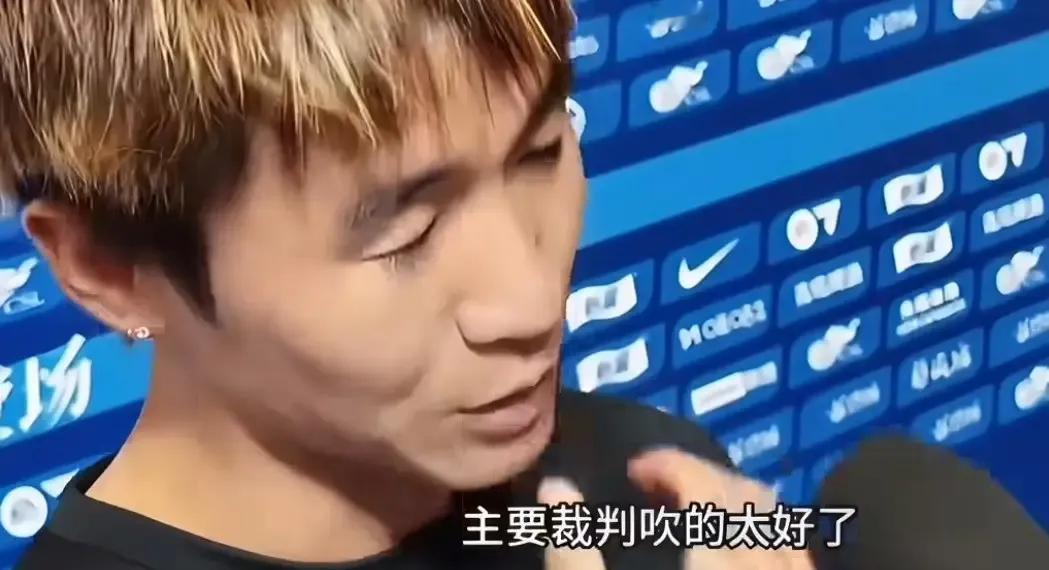 韦世豪“一言一行”引发争议！记者：可能被处罚

争议的焦点，落在比赛中的“井盖”手势，以及赛后混采区对裁判的评价上，记者认为两处都可能进入处罚讨论。

难就难在这里：球场情绪是真的，处罚看的却是规则、对象、场景和影响，不只是里有没有脏字。

一个手势，离开现场也许只是动作，放在争议判罚之后，又被镜头